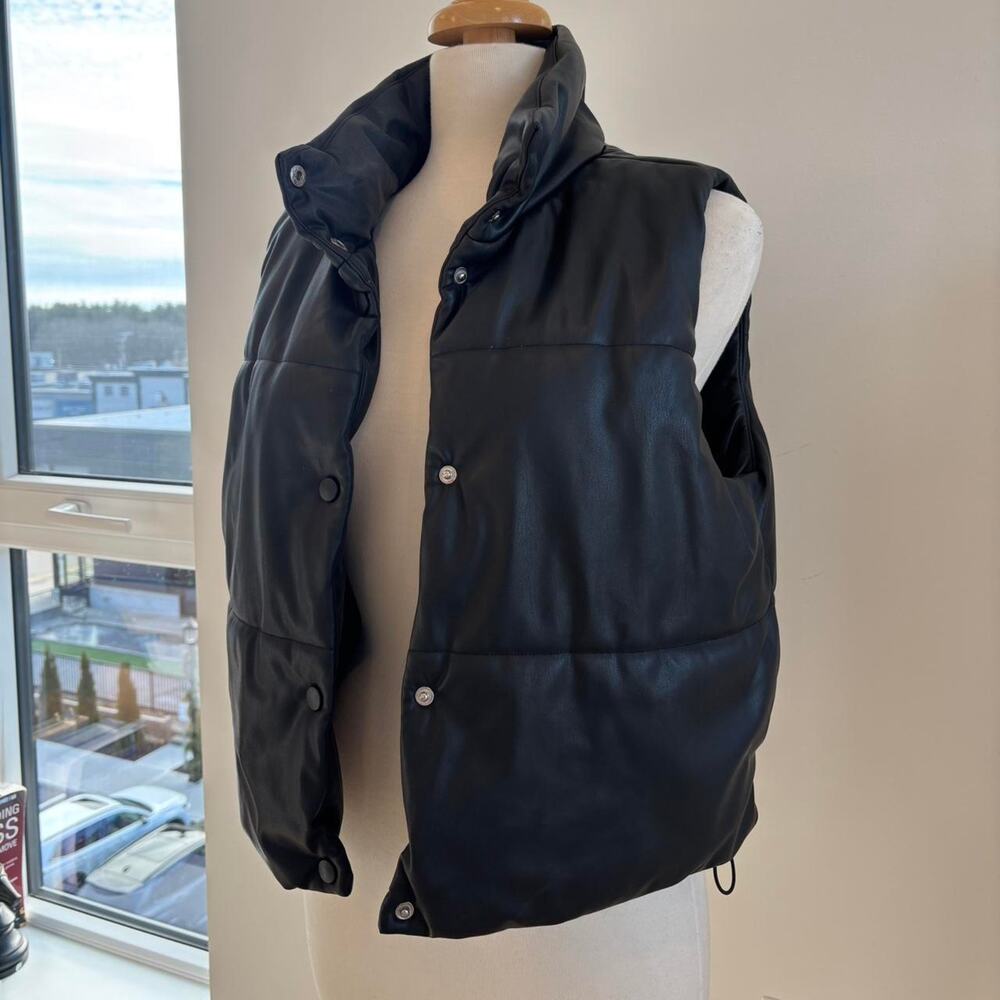 No Boundaaries Faux Leather Button Up Puffer Sleeveless Collared Vest Sz M